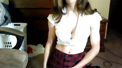 Giovane bionda in calze e maschera facciale fa pompini video gratis di sesso con cavalli e scopa.