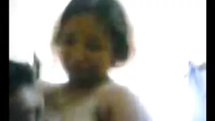Una giovane ragazza si video porno con diciottenni sballa ingoiando un grosso pene e il sapore dello sperma.