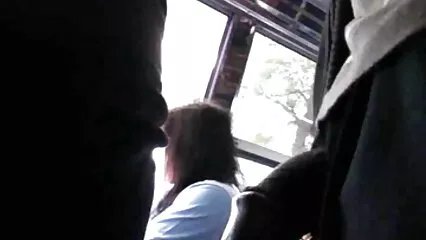 Una giovane ragazza è venuta nella camera da letto del film porno con la cugina ragazzo per fare sesso in prima persona.
