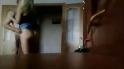 Il mulatto film porno con i cani ha fatto sesso di gruppo a una ragazza bianca e al suo stronzo nero sul divano.