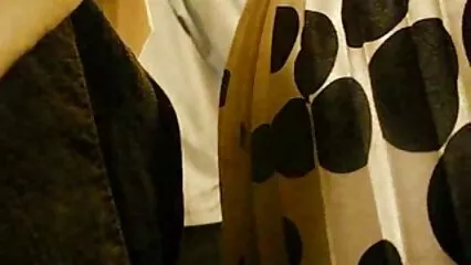 L'uomo muscoloso si masturba con la donna delle pulizie e lei lo seduce per fare sesso. megasesso anale