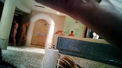 Un uomo di colore muscoloso scopa una bellezza dai capelli rossi con video porno con zia un berretto ben rasato.