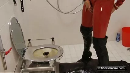 Un video casalinghe arrapate uomo di colore e un uomo bianco penetrano con due bellissimi bastoni nel culo e nella figa di una milf tettona.
