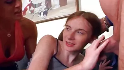 Un jou porno con animali uomo di colore con un grosso cazzo intrattiene una bionda matura con enormi tette.