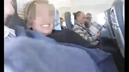 La bionda depravata si è avventata sul video porno vecchi con giovani membro di uno sconosciuto.