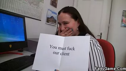 Il ragazzo russo, non risparmiando il proprio pene, sbatte donne famose scopano il culo delle calde Autumn Falls.