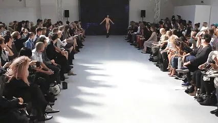 Bruna tatuata in una posa da cagnolino espone la sua fessura per sculacciata e orgasmo. porno video con animali