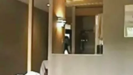 Due ragazze molestano uno sconosciuto e gli scopate con fiche pelose fanno un pompino appassionato in un hotel.