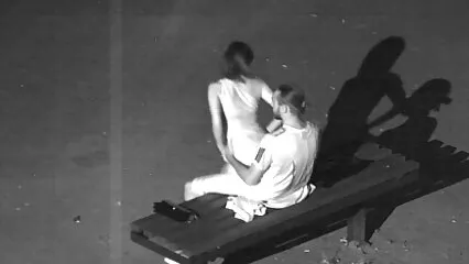 Due lesbiche con film porno con donne e animali tette sode si scopano a vicenda e raggiungono l'orgasmo.