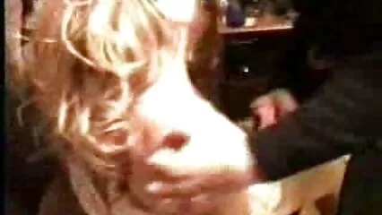 La mamma in calze è pronta al mattino per il sesso di gruppo con gli amici sul video scopate di nonne letto.