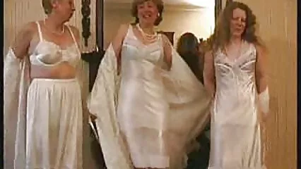 La mamma al lavoro fa al film porno nonne maiale capo un pompino di qualità profonda e cattura il suo sperma.