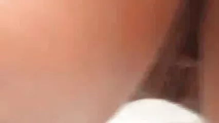 Il marito guarda video vecchie scopate mentre i neri scopano la moglie con doppia penetrazione.