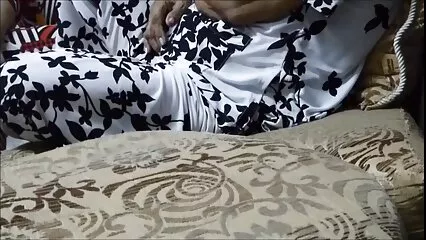 Il mulatto scopa con porno con vecchie italiane una coppia bianca e fa all'uomo un pompino e una ragazza cunnilingus.