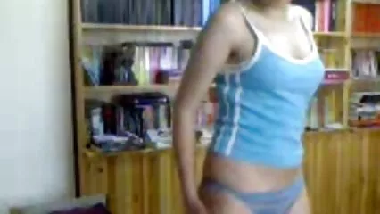 Un taccheggiatore occhialuto viene affidato al capo del servizio di sicurezza video porno gratis padre e figlia in base a un contratto tacito.