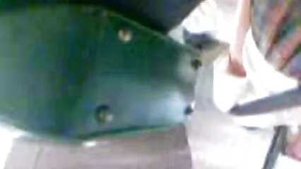 Porno di voglioporno belen gruppo russo con giovani ragazze sul divano.