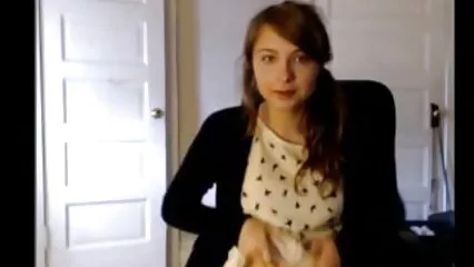 Ragazza rossa con una giovane ragazza voglioporno orgasmi in camera da letto impegnata in sesso di gruppo.