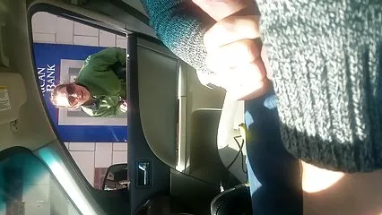Un vecchio russo apre video donna scopata l'elastico anale di una ragazza in costume da bagno giallo con un grosso cazzo.