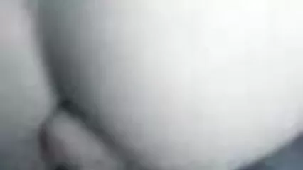 Una donna bionda e snella fa sesso con il suo amante video donne scopano con animali mentre suo marito gioca su un computer portatile.