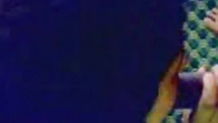 Bruna video porno con zia tatuata in lingerie allarga le gambe per un'anale profonda e appassionata.