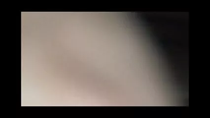 Una bellezza dai capelli biondi inculata video gratis con le gambe sottili salta sul pene di un negro.