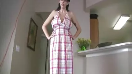 La bionda allarga le gambe lunghe per una doppia penetrazione con gli uomini. vecchie donne scopate