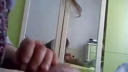 Un film porno nonne vecchie uomo ricco si scopa una giovane fidanzata e viene su un regalo.