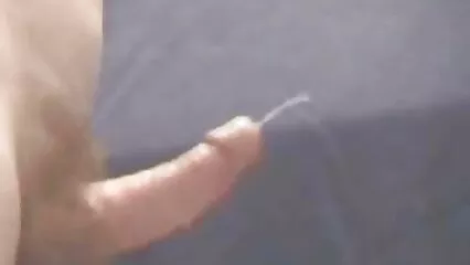 Due giovani lesbiche si deliziano a vicenda con una film porno con guardoni sega anale con un dildo.