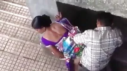 Una ragazza con un culo stupendo film porno con donne molto pelose sostituisce un buco per un'inculata appassionata sul letto.