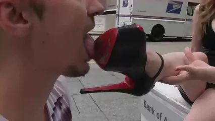 Il ragazzo forte tira una MILF sul grosso pene. donne scopatrici