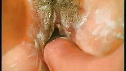 Le video porno con cognata lesbiche sul letto si leccano i buchi a vicenda e si portano all'orgasmo.