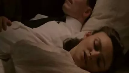 Un tizio calvo ha invitato a casa una giovane donna asiatica e scopate con donne pelose le ha portato il cazzo all'orgasmo.