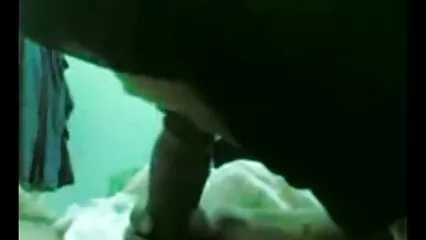 La video porno con donne mamma seduce il ragazzo di sua figlia in un sesso di gruppo con un culo succoso.