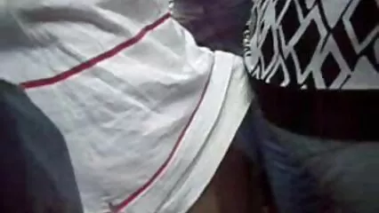 La mamma bionda ha lucidato il pene del figliastro con le labbra e lo film porno con dialogo italiano scopa in camera da letto.