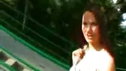 Giovane video scopate di nonne bionda in calze salta sul cazzo di un uomo sposato sul divano.