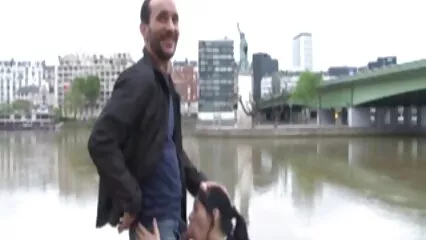 Una giovane ragazza con i capelli bianchi e la sua amica donne mature foto porno fanno sesso classico.