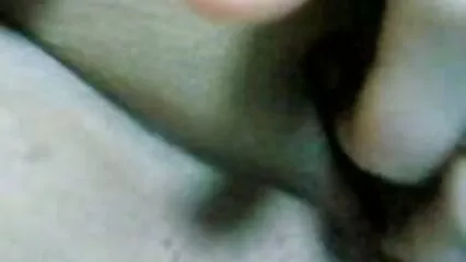 Un amico in calze prepara un'appetitosa anale per un pene forte. video porno estremi con animali
