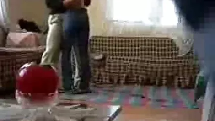 Finché la figlia non vede la madre porno con bei culi in calze scopa la sua amica con le labbra e la figa.