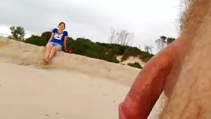 Un uomo depravato è andato in camera da letto da video porno vecchie con giovani una convivente e le ha scopato la figa.