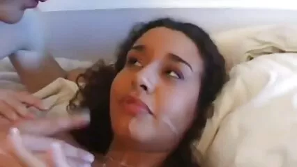 Bruna russa salta sul video troie scopate cazzo del suo stronzo durante un porno fatto in casa.