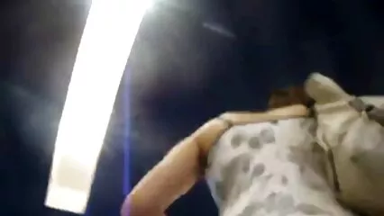 Una mora tettona succhia donne vogliose video un tizio con un berretto nero e un lungo pene rasato.