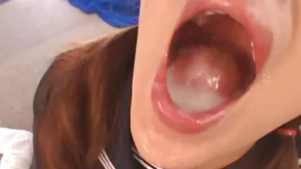 Una film porno vecchi con giovani brillante MILF con grandi tette scopa con un giovane in bagno.