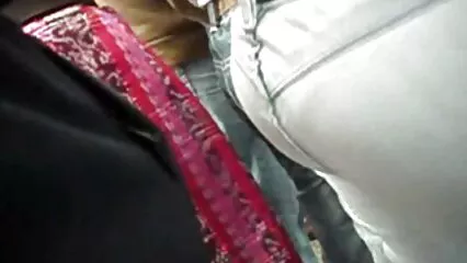 Una rossa appetitosa in leggings di scopate di donne anziane lattice salta sul pene dell'atleta.