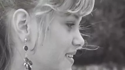 Bionda con film porno con cognata le tette piccole succhia il cazzo del mago.