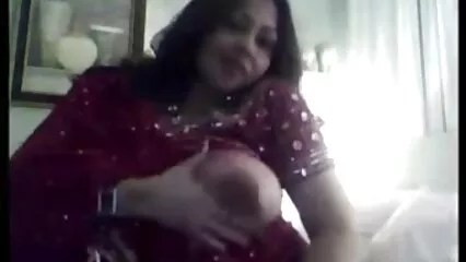 Bruna durante un trio video porno di donne con animali ottiene una doppia penetrazione russa.