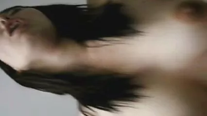 Ragazza film porno con donne e animali bruna fa sesso con l'istruttore nella piscina coperta.