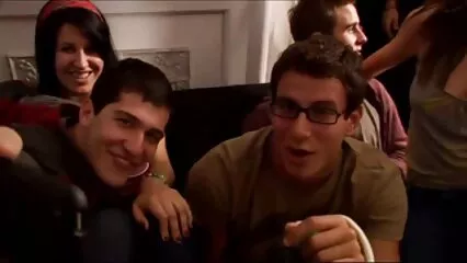 La mora stringe enormi mungiture con entrambe le mani e salta film porno con zia su un grosso cazzo.