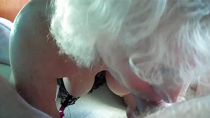 Una mora con un culo gonfio sta avendo un orgasmo. saltando sul membro dell'amante. porno di donne con animali
