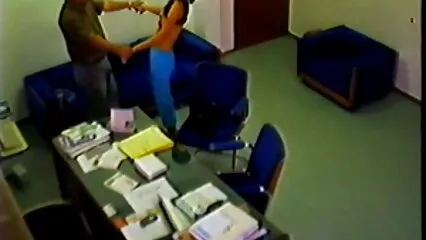 Sesso di gruppo di un ragazzo e due scopate amatoriali con donne mature lesbiche con grandi tette e strapon.