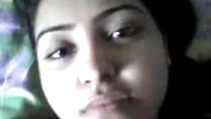 Una ragazza dai capelli lunghi al film porno donne con animali primo appuntamento masturba il grosso cazzo del ragazzo.