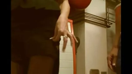 Una lesbica lecca delicatamente entrambi i buchi appetitosi di un'amica. video hard di donne con animali